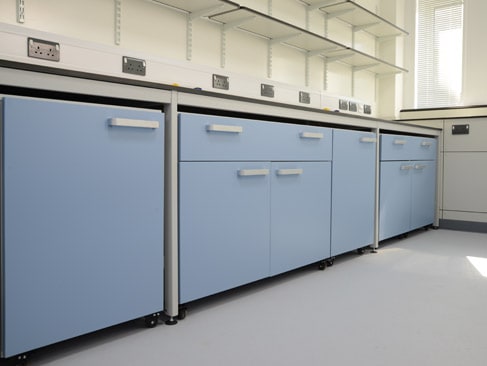 Mobile laboratory furniture for a flexible lab design
