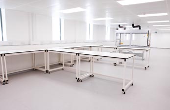Mobile lab benches around perimeter with single peninsular layout
