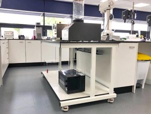 mobile laboratory furniture with lockable castors