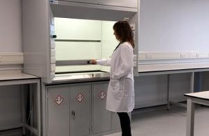 closing laboratory fume cupboard sash to conserve energy